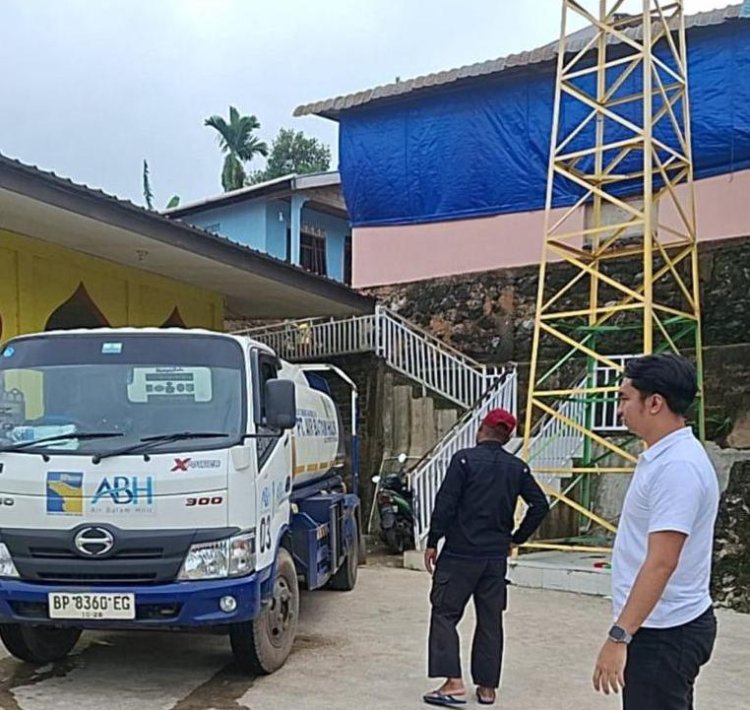 Hari Ke-66 Penyaluran Air Bersih, Polsek Batu Ampar Konsisten Bantu Warga Terdampak