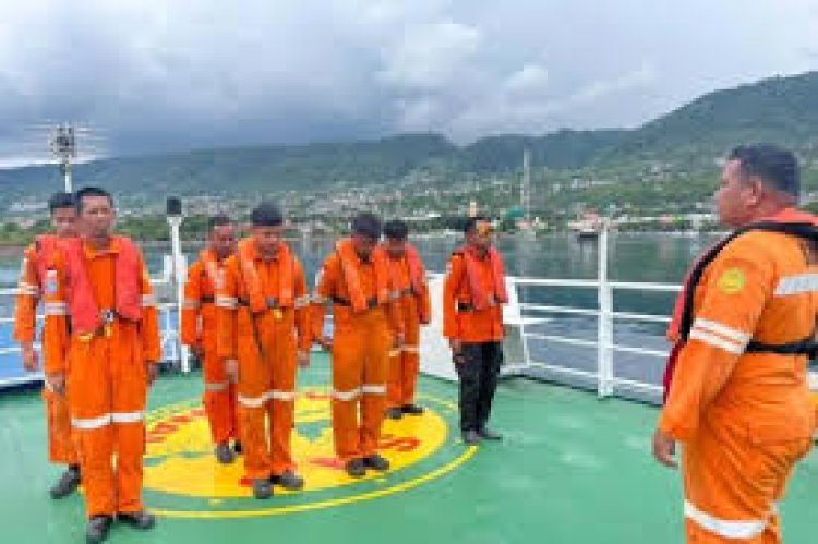 Tim SAR Cari 27 Penumpang Kapal Tenggelam di Perairan Maluku Utara