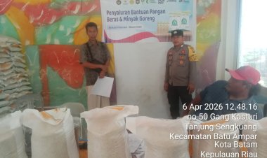 Bhabinkamtibmas Tanjung Sengkuang Lakukan  Monitoring Penyaluran Bantuan Pangan dan Sampaikan Imbauan Kamtibmas