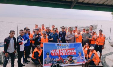 Hari Nelayan Nasional, Polsek Kundur Bersama KSOP Salurkan Life Jacket  kepada Nelayan