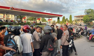 Personel Batara Biru Polsek Sekupang Sigap Tangani Kecelakaan di Jalan R.E. Martadinata