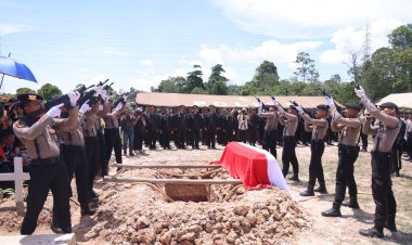 UPACARA PELEPASAN DAN PEMAKAMAN JENAZAH BRIPDA NATANAEL SIMANUNGKALIT BERLANGSUNG KHIDMAT