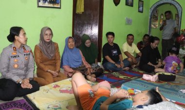 Kapolres Karimun Melaksanakan Sambang Duka Ke Rumah Korban Laka Lantas Yang Terjadi Di Tugu MTQ Coastal Area