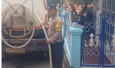 Polsek Batu Ampar Laksanakan Monitoring Distribusi Air Bersih Hari ke-89 di Tanjung Sengkuang dan Batu Merah