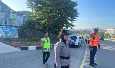 Polwan Polresta Barelang Laksanakan Gatur Lalin Pagi di SD Negeri 001 Sungai Panas untuk Keselamatan Pelajar