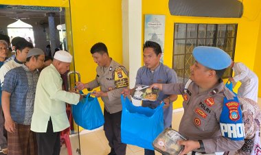 Jumat Berkah Polsek Sagulung, 350 Nasi Kotak Dibagikan ke Jemaah Masjid Raya Sagulung