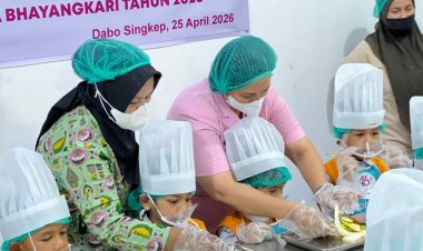 Peringati HUT YKB ke-46, Bhayangkari Lingga Ajak Anak TK Belajar Mandiri Lewat Cooking Class di SPPG