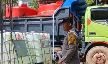 Polsek Batu Ampar Distribusikan Air Bersih Hari Ke-92, Warga Terdampak Gangguan Air Terbantu
