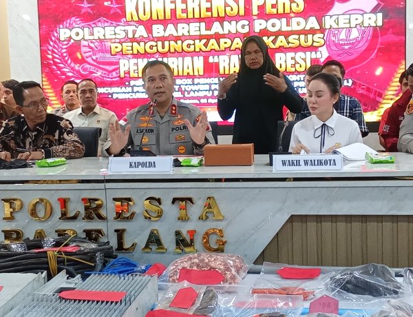 Kapolda Kepri Pimpin Konferensi Pers Pengungkapan Pencurian Fasilitas Publik yang Meresahkan Masyarakat Batam