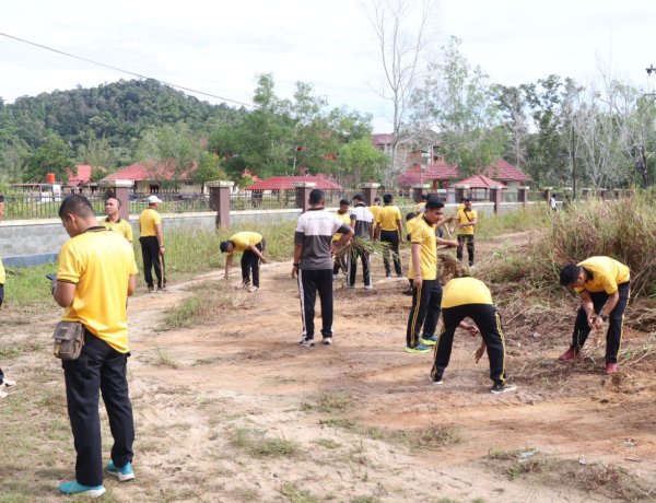 Gotong Royong Personel Polres Lingga Wujudkan Nilai Solidaritas dan Kebersamaan