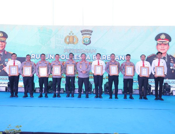 Kapolda Kepri Beri Penghargaan Prestasi Gemilang kepada Personel Polresta Barelang