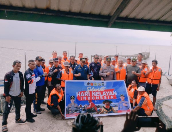 Hari Nelayan Nasional, Polsek Kundur Bersama KSOP Salurkan Life Jacket  kepada Nelayan