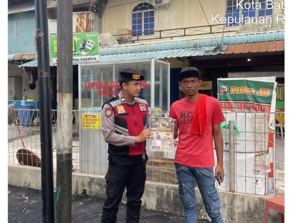 Polsek Lubuk Baja Gencarkan Pemberian Brosur Himbauan kepada Pelaku Usaha Scrap untuk Cegah Tindak Pidana
