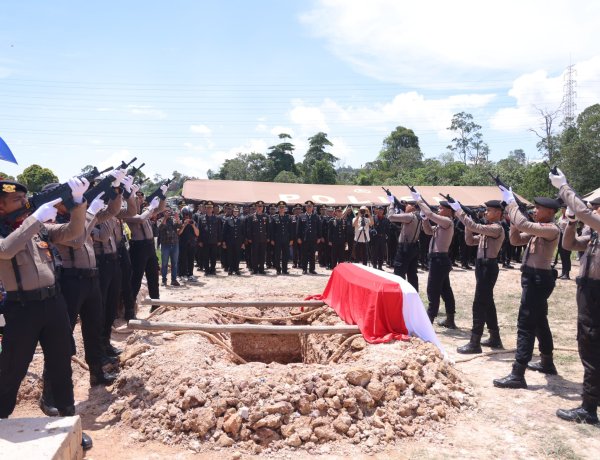 UPACARA PELEPASAN DAN PEMAKAMAN JENAZAH BRIPDA NATANAEL SIMANUNGKALIT BERLANGSUNG KHIDMAT