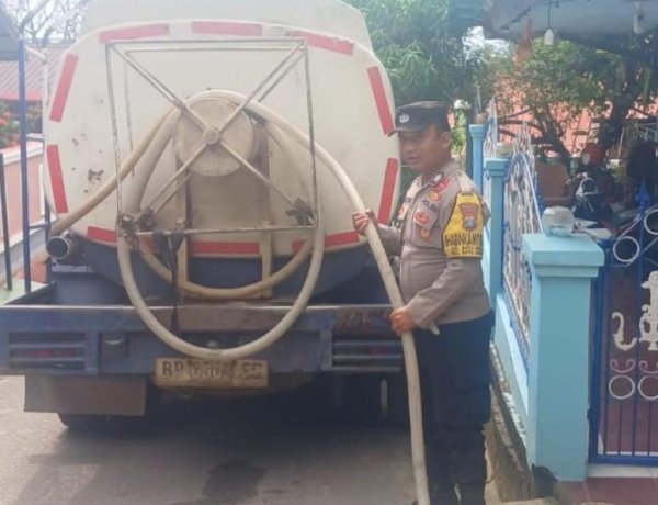Hari Ke-84 Monitoring Distribusi Air Bersih, Polsek Batu Ampar Pastikan Kebutuhan Warga Terdampak Gangguan Air Tetap Terpenuh