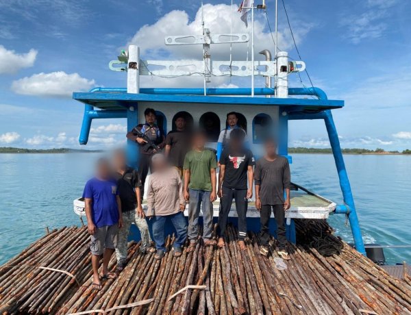 DITPOLAIRUD POLDA KEPRI GAGALKAN PENYELUNDUPAN 12.000 BATANG KAYU BAKAU KE SINGAPURA