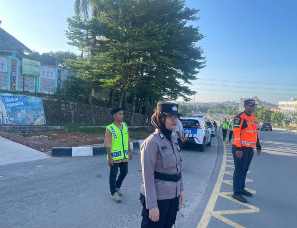 Polwan Polresta Barelang Laksanakan Gatur Lalin Pagi di SD Negeri 001 Sungai Panas untuk Keselamatan Pelajar