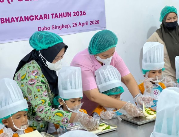 Peringati HUT YKB ke-46, Bhayangkari Lingga Ajak Anak TK Belajar Mandiri Lewat Cooking Class di SPPG
