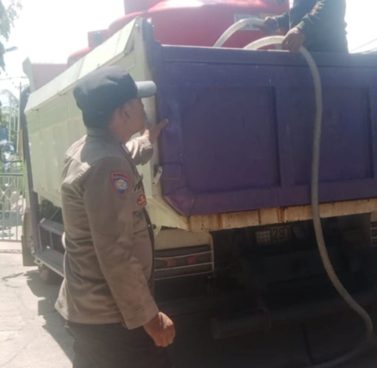 Hari ke-68, Polsek Batu Ampar Intensifkan Pengawasan Distribusi Air Bersih kepada Warga