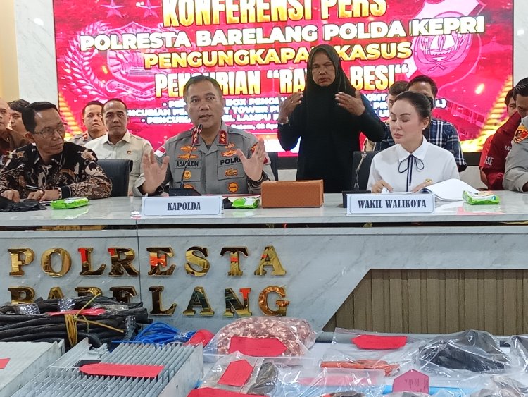 Kapolda Kepri Pimpin Konferensi Pers Pengungkapan Pencurian Fasilitas Publik yang Meresahkan Masyarakat Batam