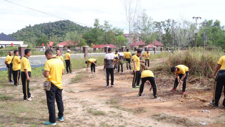 Gotong Royong Personel Polres Lingga Wujudkan Nilai Solidaritas dan Kebersamaan