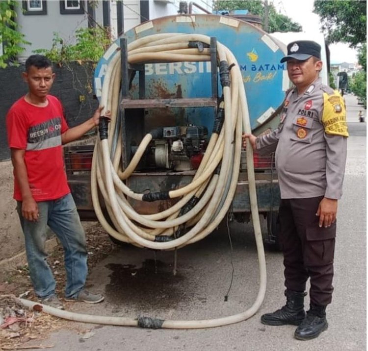Hari Ke-73 Distribusi Air Bersih di Tanjung Sengkuang dan Batu Merah Dipastikan Aman oleh Polsek Batu Ampar