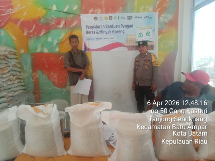 Bhabinkamtibmas Tanjung Sengkuang Lakukan  Monitoring Penyaluran Bantuan Pangan dan Sampaikan Imbauan Kamtibmas