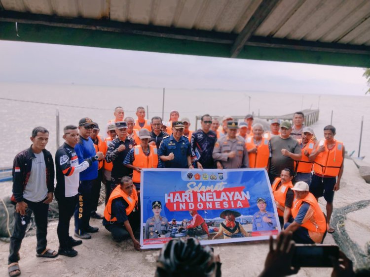 Hari Nelayan Nasional, Polsek Kundur Bersama KSOP Salurkan Life Jacket  kepada Nelayan
