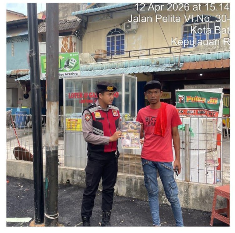 Polsek Lubuk Baja Gencarkan Pemberian Brosur Himbauan kepada Pelaku Usaha Scrap untuk Cegah Tindak Pidana