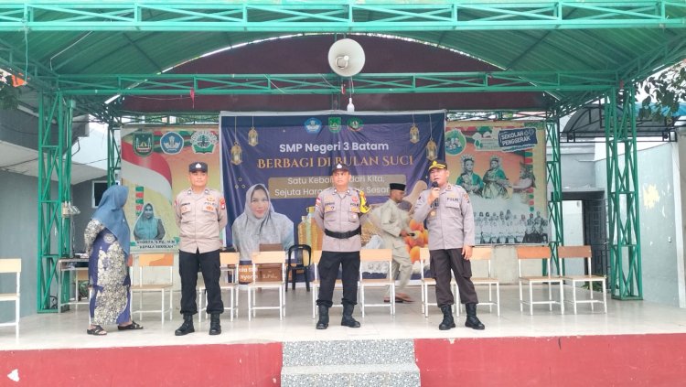 Bhabinkamtibmas Polsek Sekupang Berikan Penyuluhan Kenakalan Remaja dan Tertib Berlalu Lintas di SMPN 3 Batam