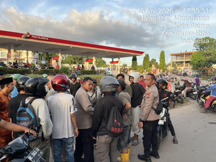 Personel Batara Biru Polsek Sekupang Sigap Tangani Kecelakaan di Jalan R.E. Martadinata