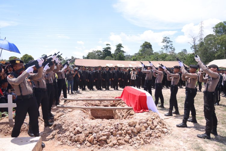 UPACARA PELEPASAN DAN PEMAKAMAN JENAZAH BRIPDA NATANAEL SIMANUNGKALIT BERLANGSUNG KHIDMAT