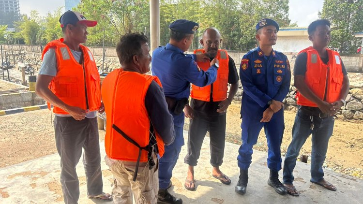 Satpolairud Polresta Barelang Laksanakan Sambang Dialogis dan Sosialisasi Penggunaan Life Jaket di Pelabuhan Rakyat Tanjung Uma