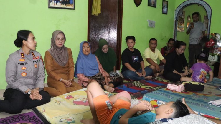 Kapolres Karimun Melaksanakan Sambang Duka Ke Rumah Korban Laka Lantas Yang Terjadi Di Tugu MTQ Coastal Area