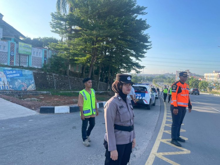 Polwan Polresta Barelang Laksanakan Gatur Lalin Pagi di SD Negeri 001 Sungai Panas untuk Keselamatan Pelajar