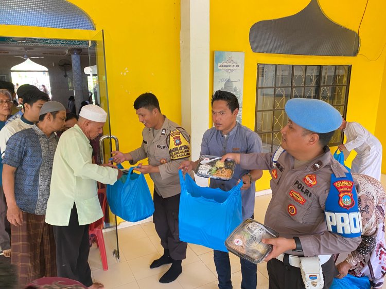 Jumat Berkah Polsek Sagulung, 350 Nasi Kotak Dibagikan ke Jemaah Masjid Raya Sagulung