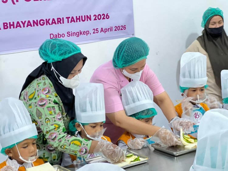 Peringati HUT YKB ke-46, Bhayangkari Lingga Ajak Anak TK Belajar Mandiri Lewat Cooking Class di SPPG
