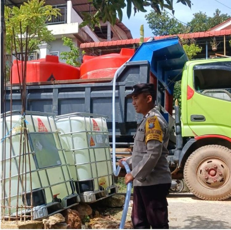 Polsek Batu Ampar Distribusikan Air Bersih Hari Ke-92, Warga Terdampak Gangguan Air Terbantu