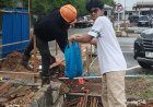 Diguyur Gerimis, Jurnalis Batam Tetap Semangat Berbagi untuk Warga dan Pencari Kerja