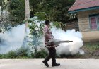 Cegah Penyebaran DBD, Bhabinkamtibmas Desa Jagoh Bersama Puskesmas Laksanakan Fogging