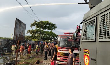 Respon Cepat Samapta Polres Karimun Padamkan Kebakaran