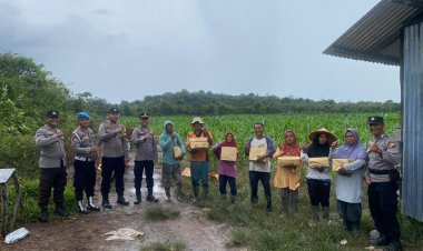 Sentuhan Humanis Polsek Singkep Barat di Hari Buruh Internasional, Buruh Tani Dapat Bantuan Sembako