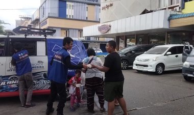 Jumat Berbagi On The Road: Relawan Ambulance CPB Kepri Tebar Kepedulian di Jalanan Batam