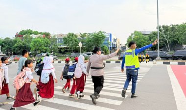 Ciptakan Keamanan Pelajar, Polwan Engku Putri Polresta Barelang Laksanakan Pengaturan Lalu Lintas di SDN 001 Sungai Panas
