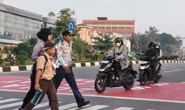 Polwan Engku Putri Laksanakan Gatur Lalin di SDN 001 Sungai Panas Demi Keselamatan Pelajar