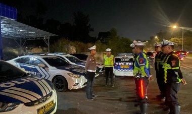 Patroli Malam Satlantas Polresta Barelang Tindak Truck Trailer Tanpa Lampu Rem Demi Keselamatan Pengguna Jalan