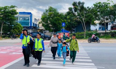 Polwan Engku Putri Laksanakan Gatur Lalin di SDN 001 Sungai Panas Demi Keselamatan Siswa