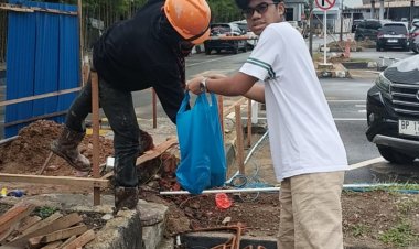 Diguyur Gerimis, Jurnalis Batam Tetap Semangat Berbagi untuk Warga dan Pencari Kerja