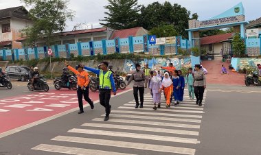 Polwan Polresta Barelang Sigap Atur Arus Lalu Lintas di Kawasan SDN 001 Sungai Panas