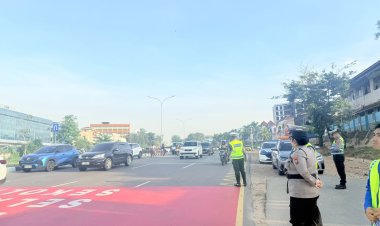 Pastikan Siswa Aman Menyeberang, Polwan Engku Putri Gelar Gatur Lalin di SDN 001 Sungai Panas